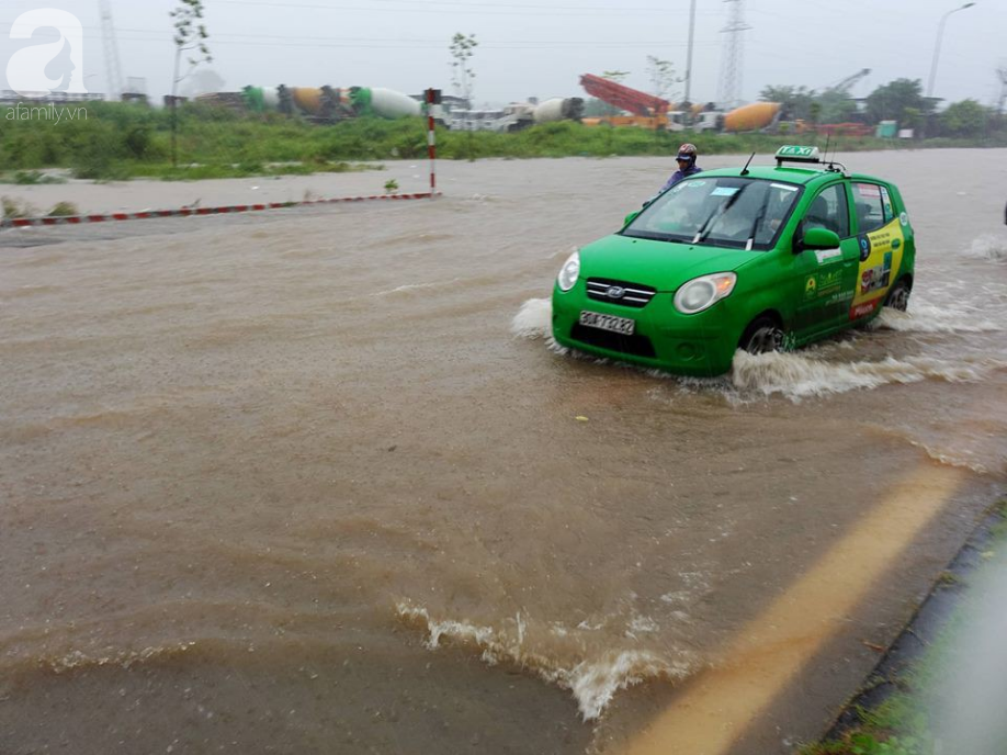 Hà Đông: Nhiều điểm ngập sau đêm mưa tầm tã, xe cộ phải dắt bộ vì hư hỏng - Ảnh 6.