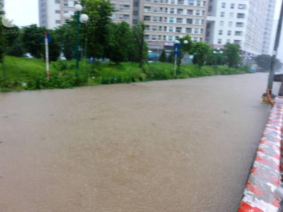 Hà Đông: Nhiều điểm ngập sau đêm mưa tầm tã, xe cộ phải dắt bộ vì hư hỏng - Ảnh 7.