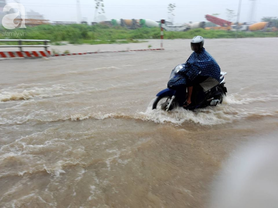 Hà Đông: Nhiều điểm ngập sau đêm mưa tầm tã, xe cộ phải dắt bộ vì hư hỏng - Ảnh 8.