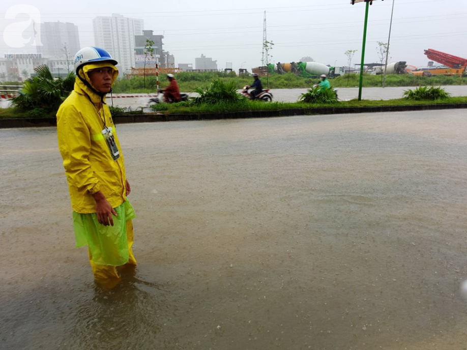 Hà Đông: Nhiều điểm ngập sau đêm mưa tầm tã, xe cộ phải dắt bộ vì hư hỏng - Ảnh 10.