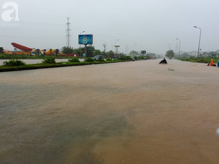 Hà Đông: Nhiều điểm ngập sau đêm mưa tầm tã, xe cộ phải dắt bộ vì hư hỏng - Ảnh 12.