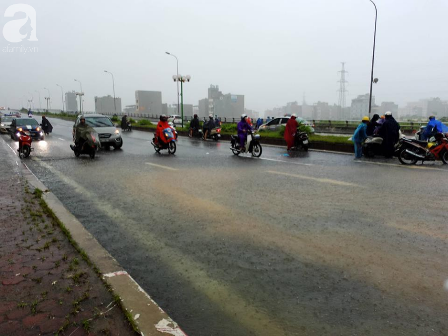 Hà Đông: Nhiều điểm ngập sau đêm mưa tầm tã, xe cộ phải dắt bộ vì hư hỏng - Ảnh 13.