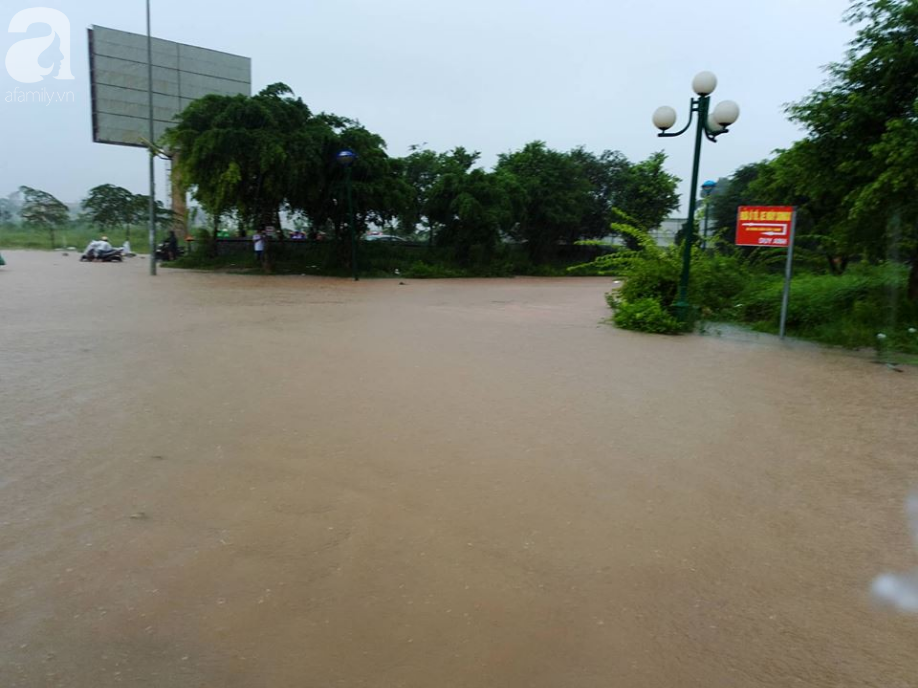 Hà Đông: Nhiều điểm ngập sau đêm mưa tầm tã, xe cộ phải dắt bộ vì hư hỏng - Ảnh 14.