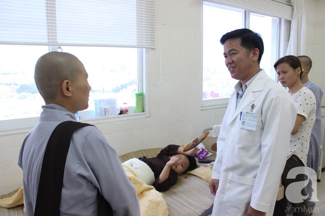 Bé gái Bình Phước bị bỏ rơi trước cổng chùa được trả lại đôi chân lành lặn sau 5 năm mang dị tật khớp háng - Ảnh 3. Bé gái Bình Phước bị bỏ rơi trước cổng chùa được trả lại đôi chân lành lặn sau 5 năm mang dị tật khớp háng - Ảnh 3.