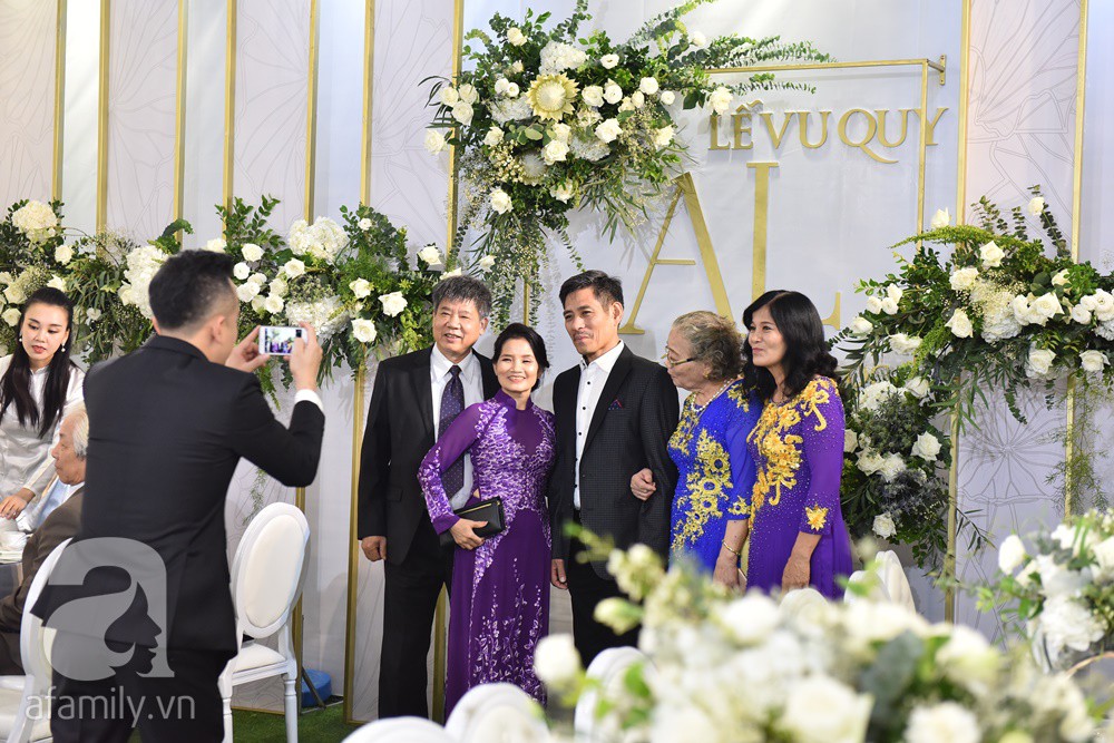 Những hình ảnh đầu tiên của đám cưới Á hậu Tú Anh đúng ngày Hà Nội mưa bão - Ảnh 6.