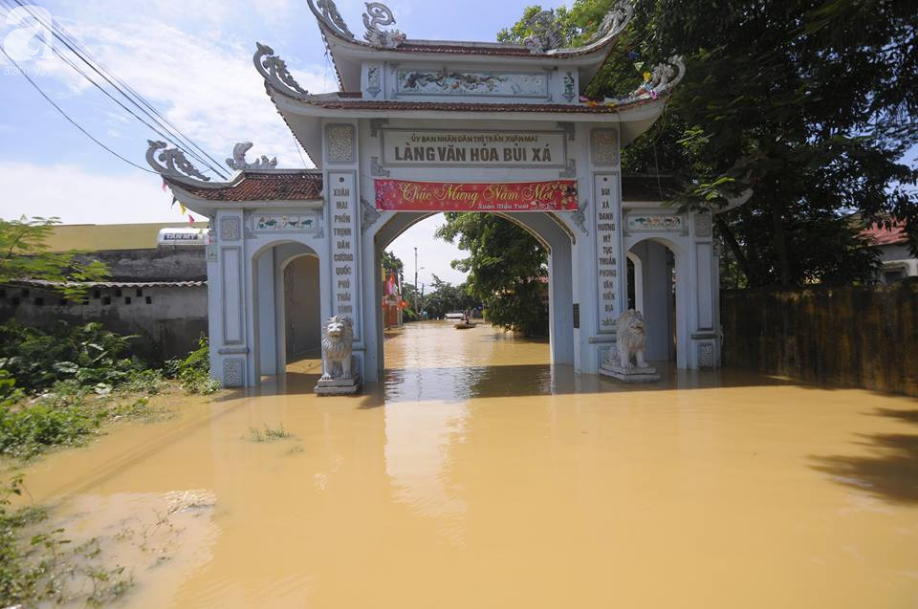 Vùng ngoại thành Hà Nội nhiều nơi bị chia cắt vì nước vẫn ngập trắng - Ảnh 4.