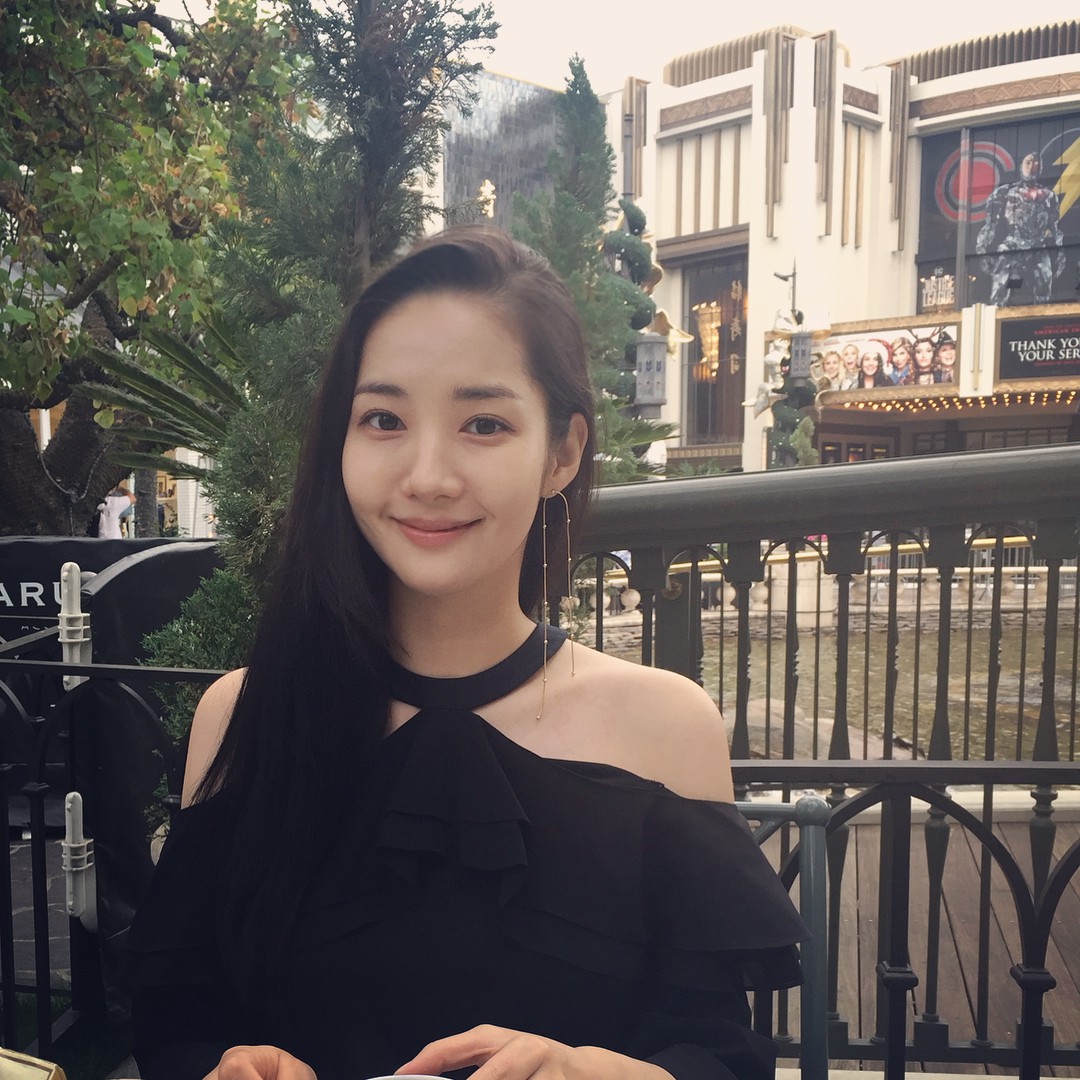 Trên phim là cô thư ký sành điệu nhất màn ảnh Hàn, nhưng ngoài đời style của Park Min Young lại giản dị và gần gũi vô cùng - Ảnh 1.