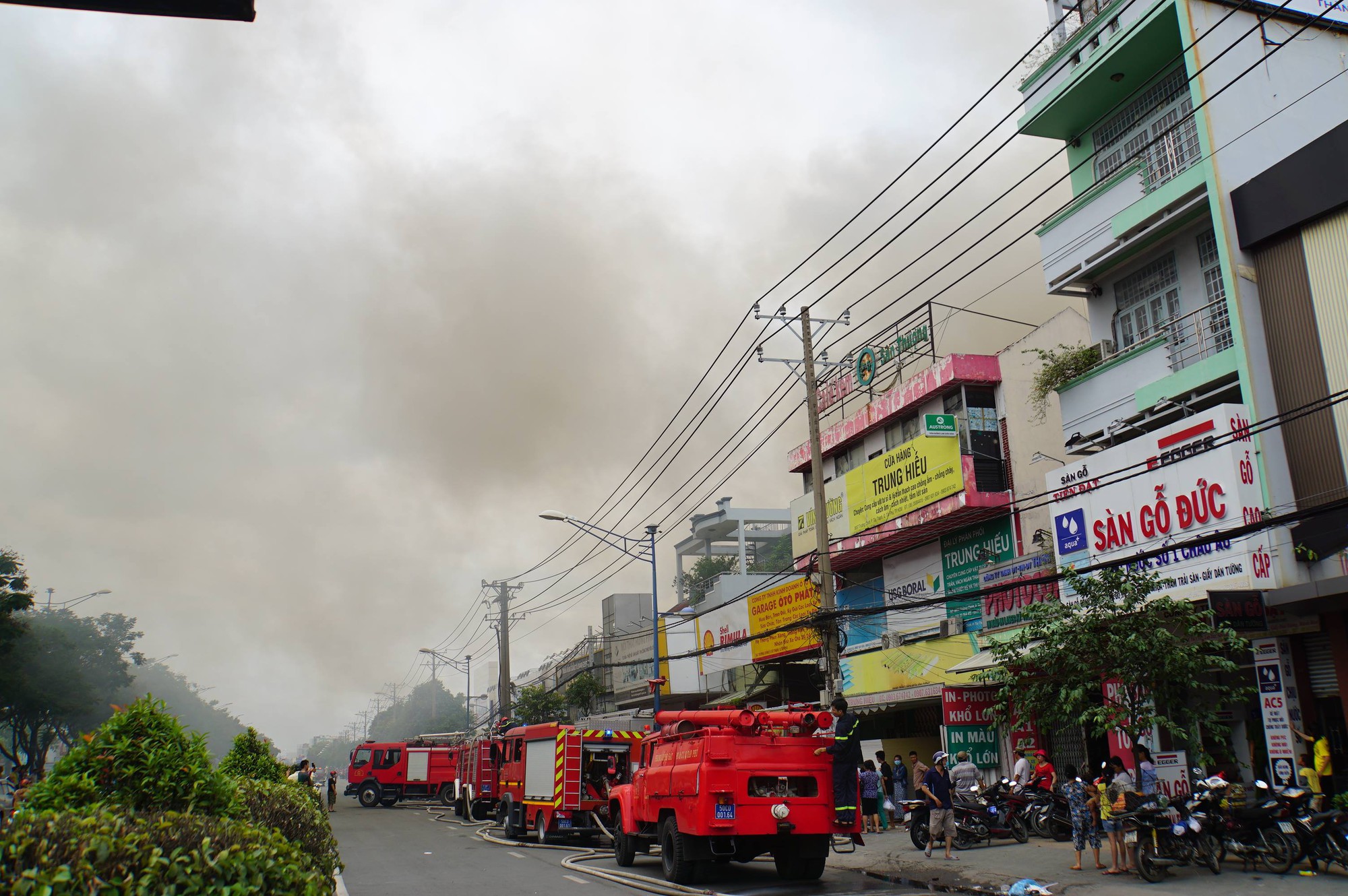 TP.HCM: Đang cháy lớn gần Coopmart Trường Chinh, kẹt xe kéo dài hàng cây số - Ảnh 1.