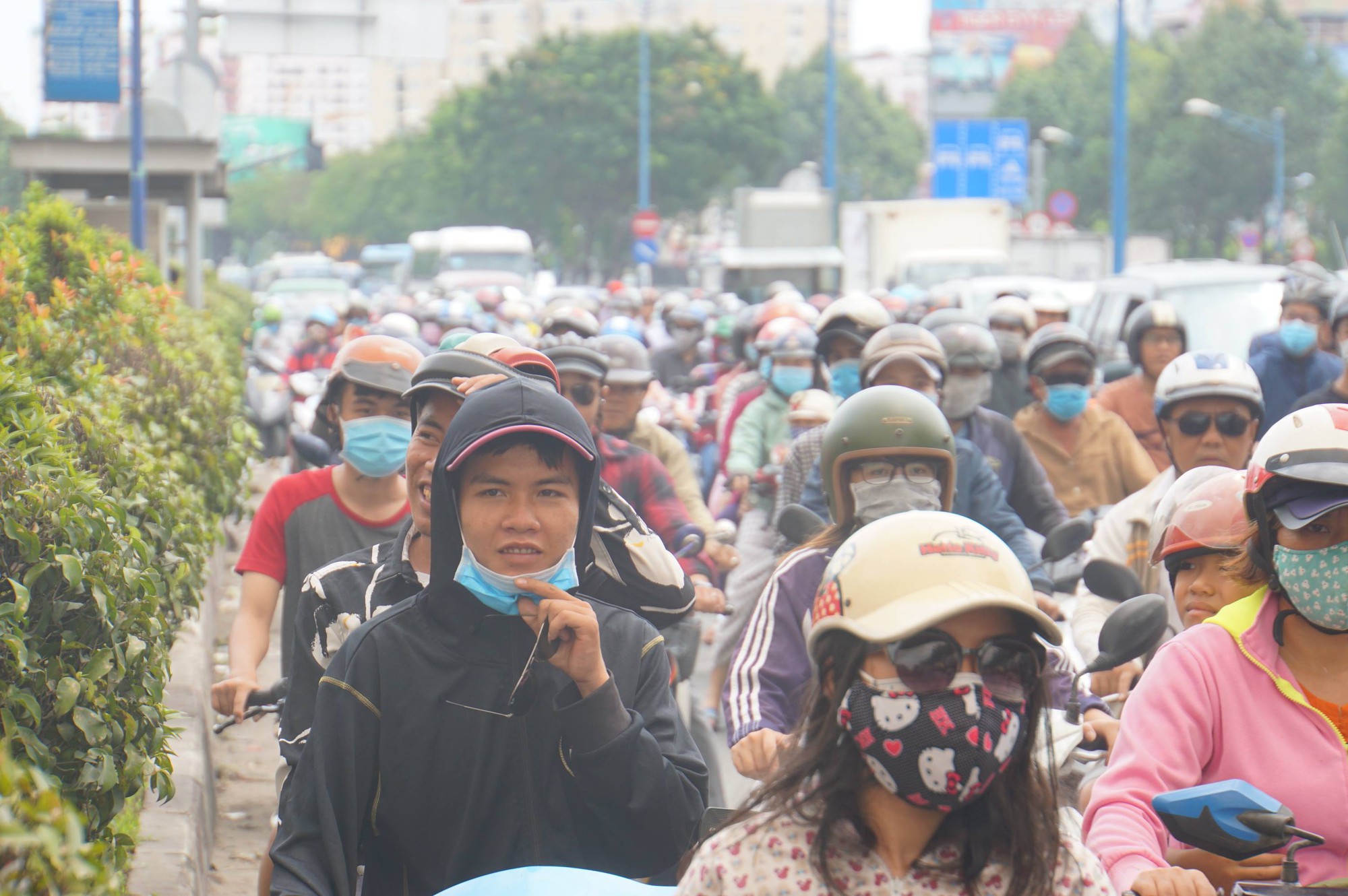 TP.HCM: Đang cháy lớn gần Coopmart Trường Chinh, kẹt xe kéo dài hàng cây số - Ảnh 3.