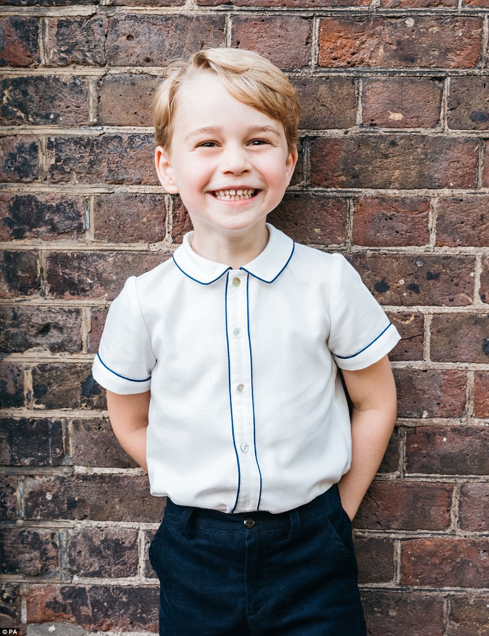 Vợ chồng Công nương Kate tự hào khoe ảnh Hoàng tử George cực tươi tắn đáng yêu nhân dịp sinh nhật 5 tuổi - Ảnh 1.