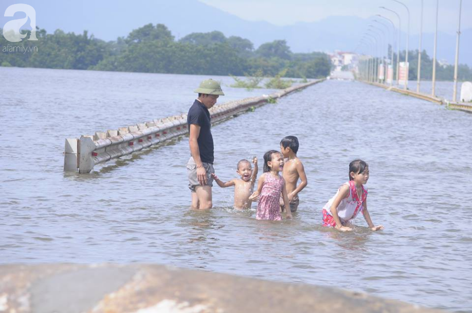 Vùng ngoại thành Hà Nội nhiều nơi bị chia cắt vì nước vẫn ngập trắng - Ảnh 14.