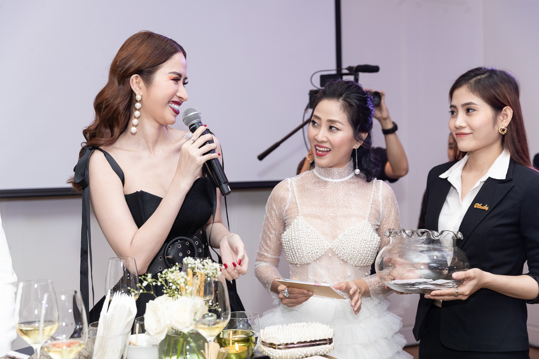 Kwon Sang Woo cười thích thú vì được Hoa hậu Thu Hoài tặng áo dài  - Ảnh 9.