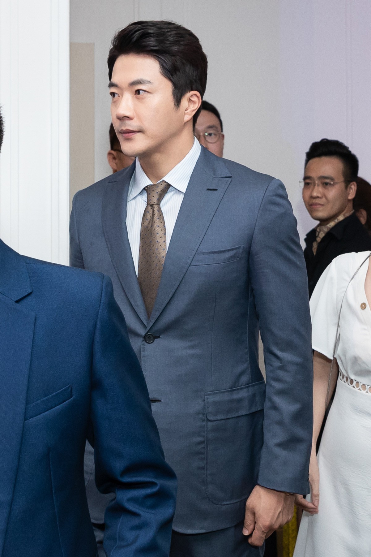 Kwon Sang Woo cười thích thú vì được Hoa hậu Thu Hoài tặng áo dài  - Ảnh 1.