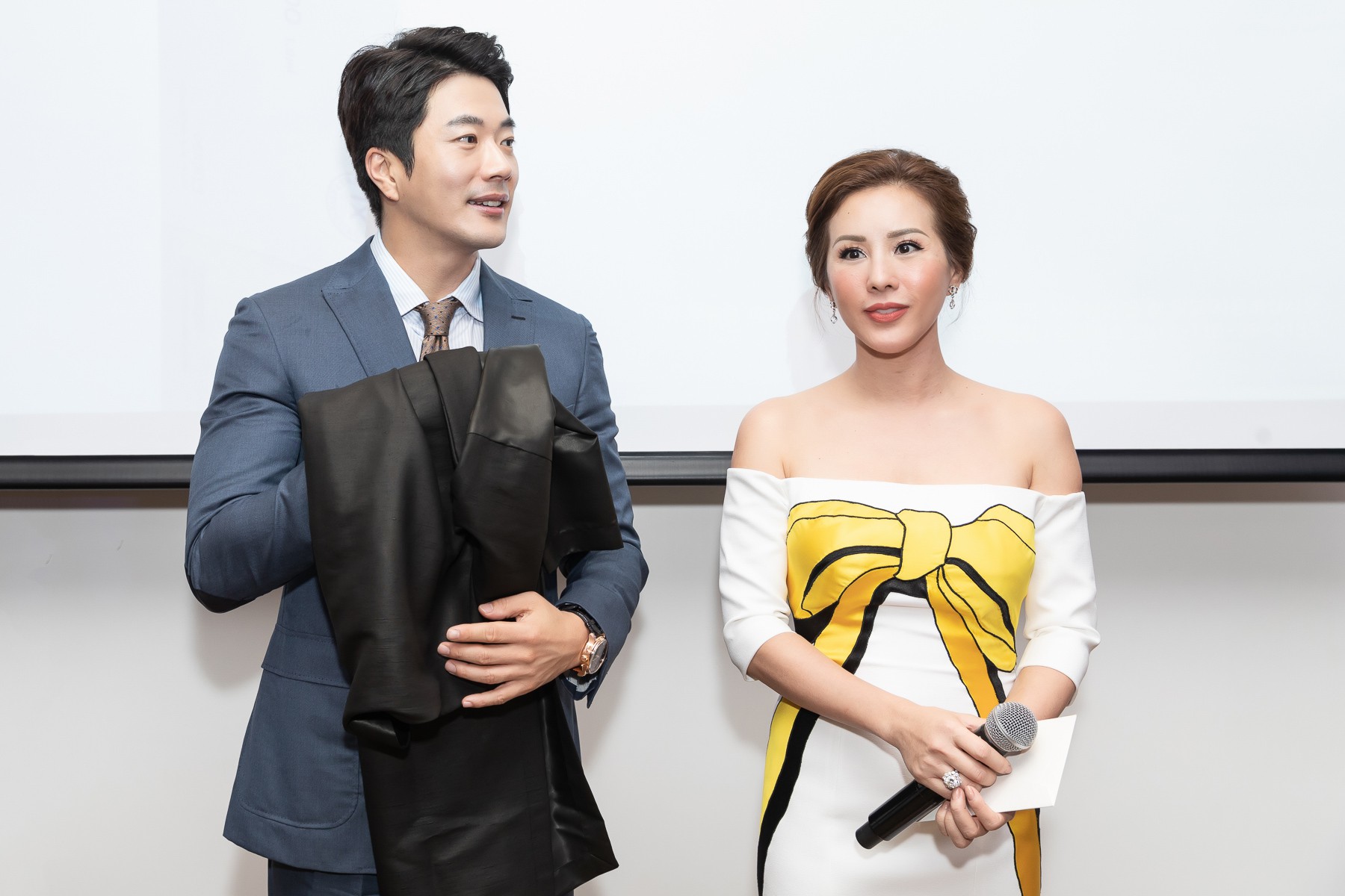 Kwon Sang Woo cười thích thú vì được Hoa hậu Thu Hoài tặng áo dài  - Ảnh 8.