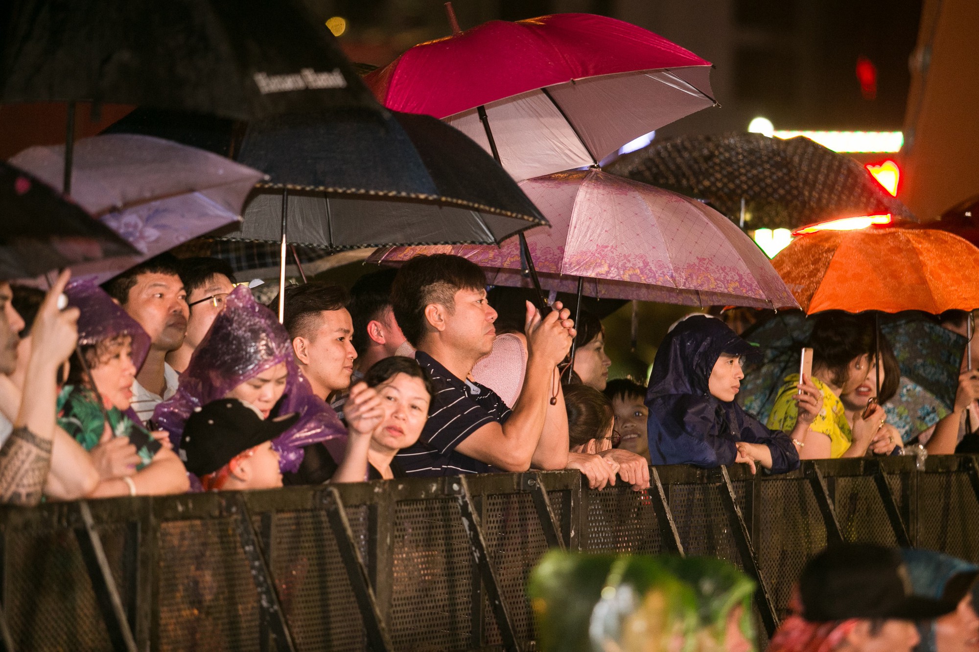 Dàn người đẹp HHVN 2018 mặc áo mưa trình diễn vẫn thần thái hút hồn - Ảnh 2.