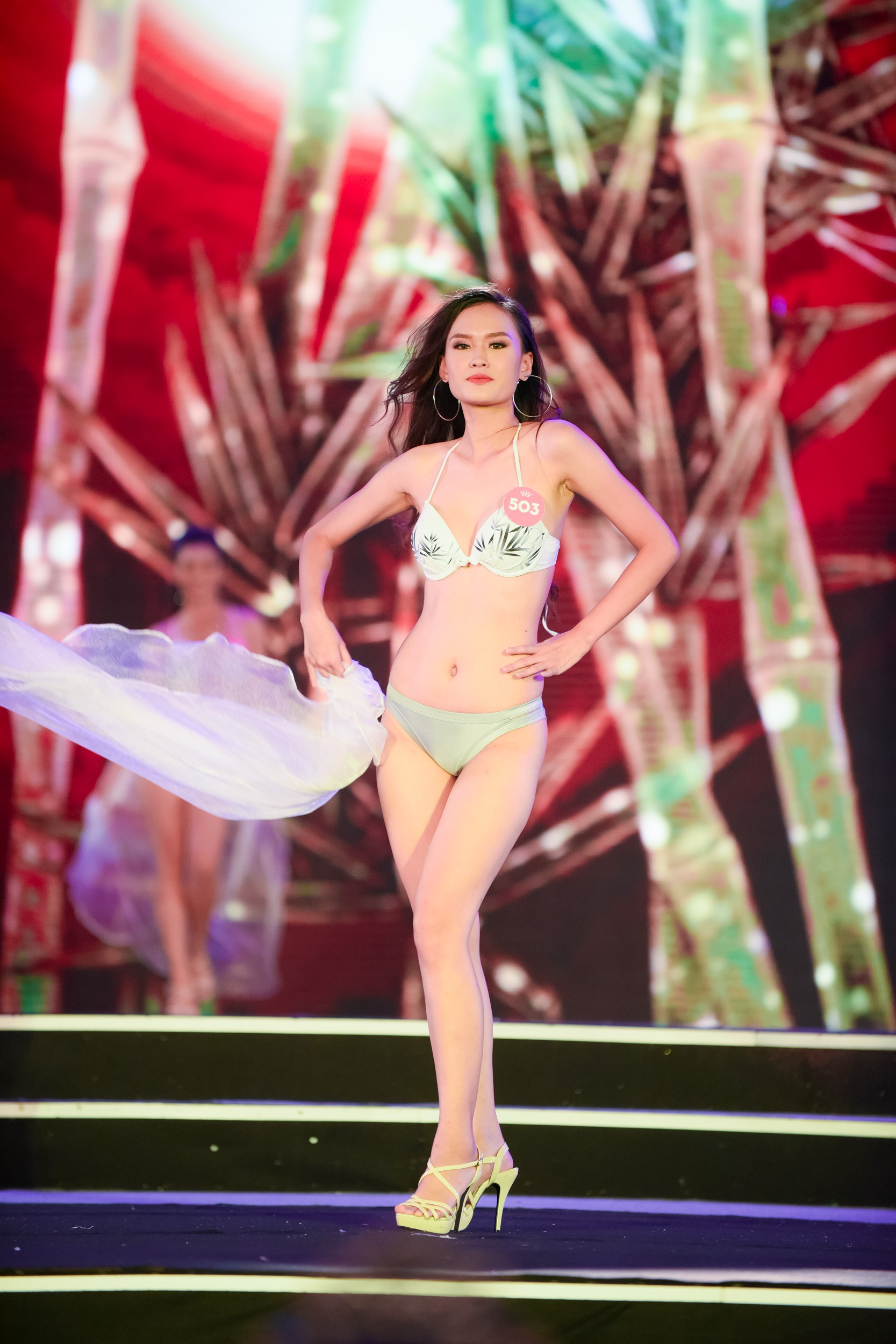 Vượt mưa bão, dàn người đẹp HHVN 2018 trình diễn bikini nóng bỏng mắt trong Chung khảo phía Bắc - Ảnh 7.
