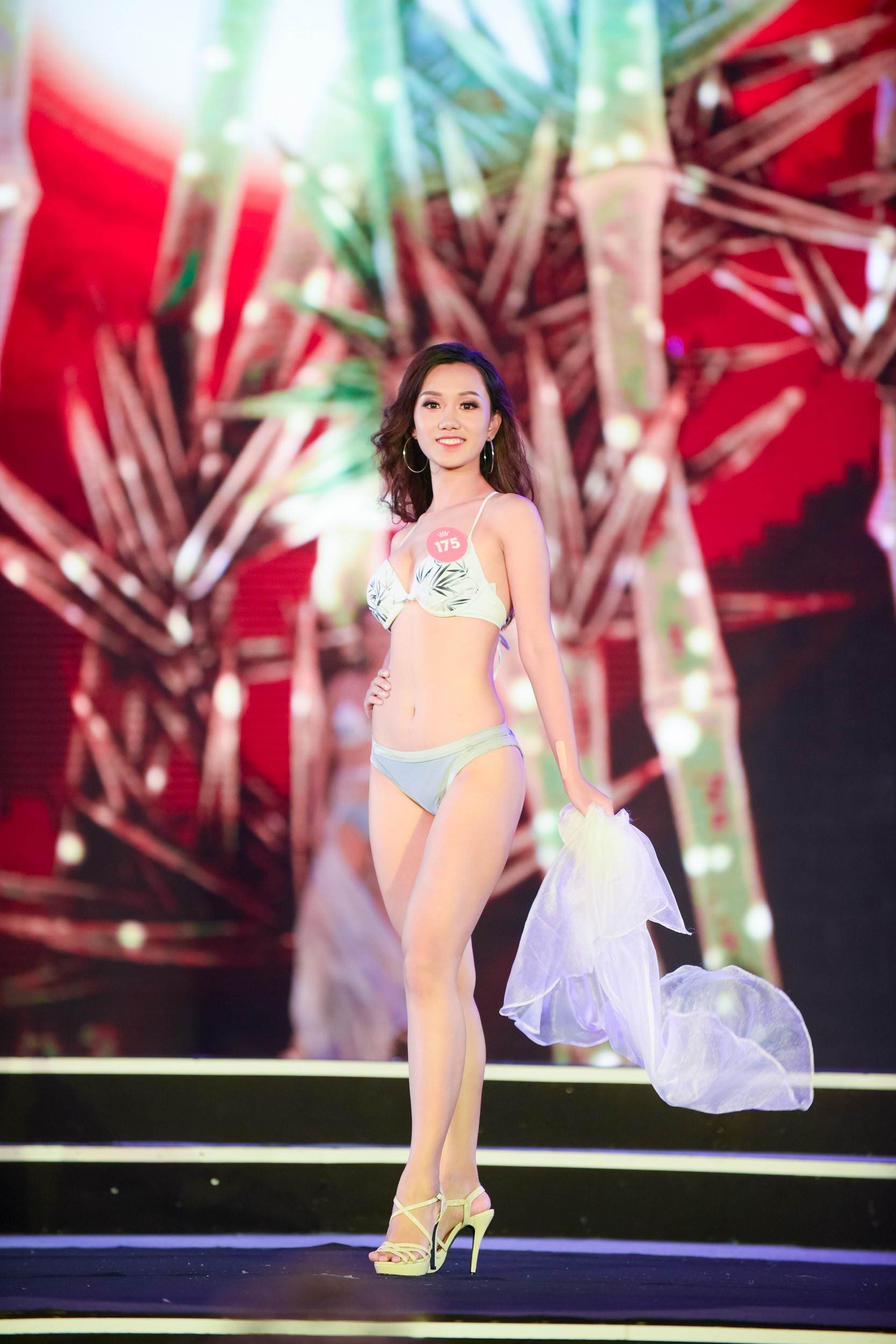 Vượt mưa bão, dàn người đẹp HHVN 2018 trình diễn bikini nóng bỏng mắt trong Chung khảo phía Bắc - Ảnh 9.