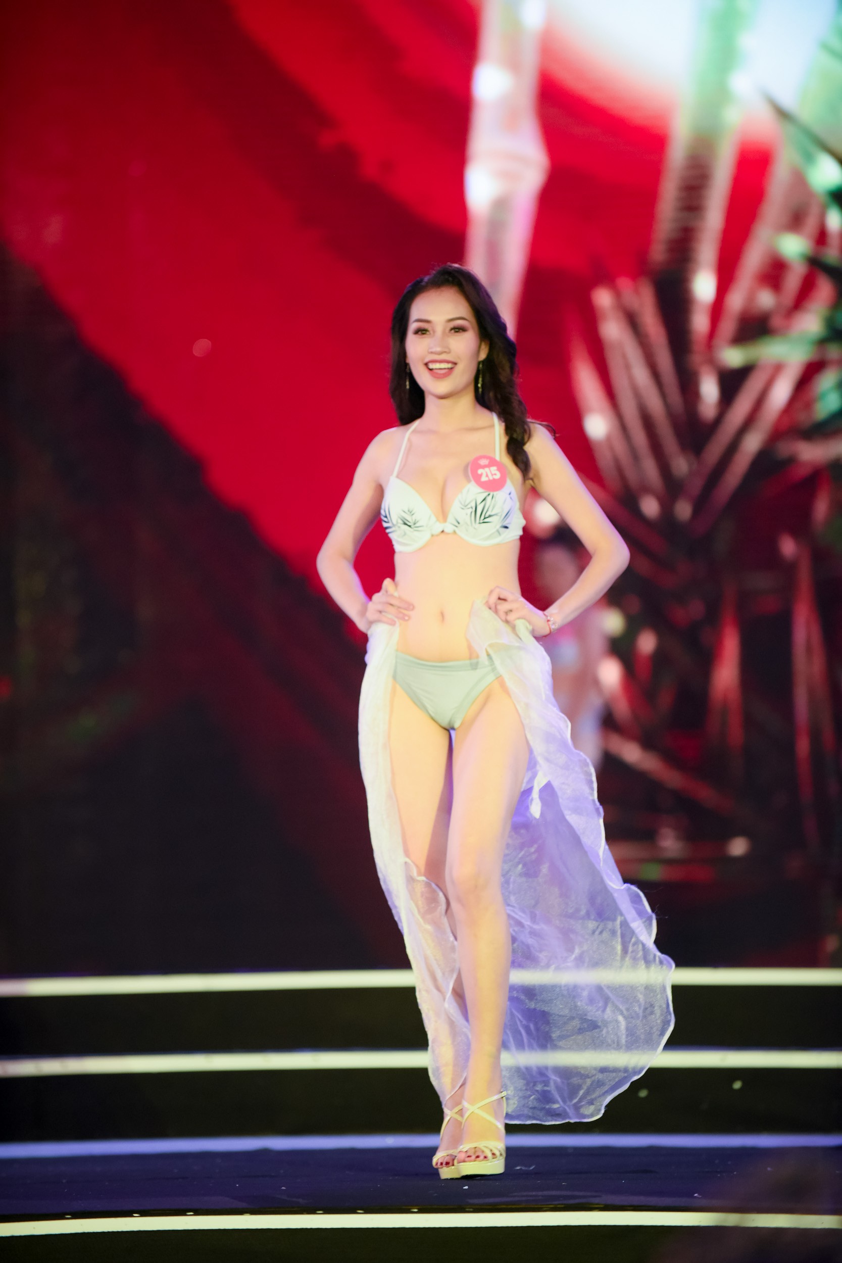Vượt mưa bão, dàn người đẹp HHVN 2018 trình diễn bikini nóng bỏng mắt trong Chung khảo phía Bắc - Ảnh 11.
