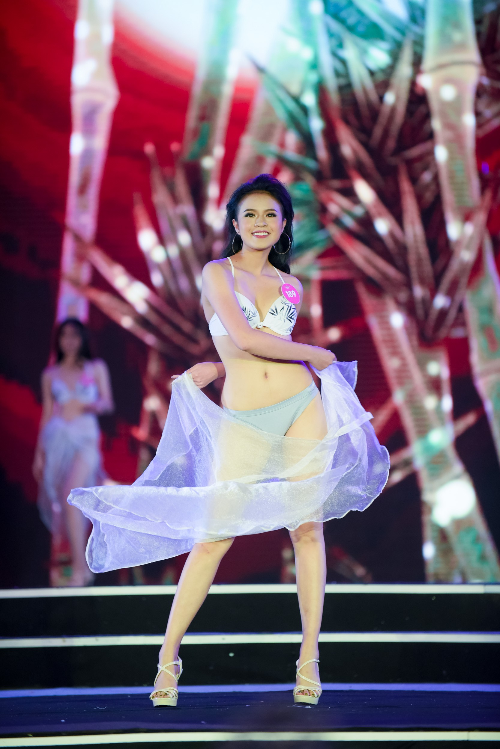Vượt mưa bão, dàn người đẹp HHVN 2018 trình diễn bikini nóng bỏng mắt trong Chung khảo phía Bắc - Ảnh 15.