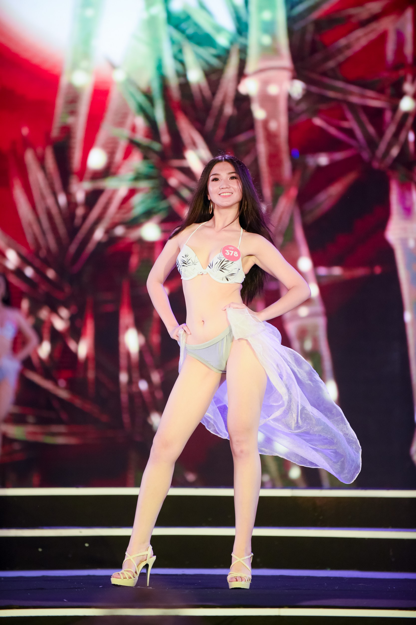 Vượt mưa bão, dàn người đẹp HHVN 2018 trình diễn bikini nóng bỏng mắt trong Chung khảo phía Bắc - Ảnh 16.