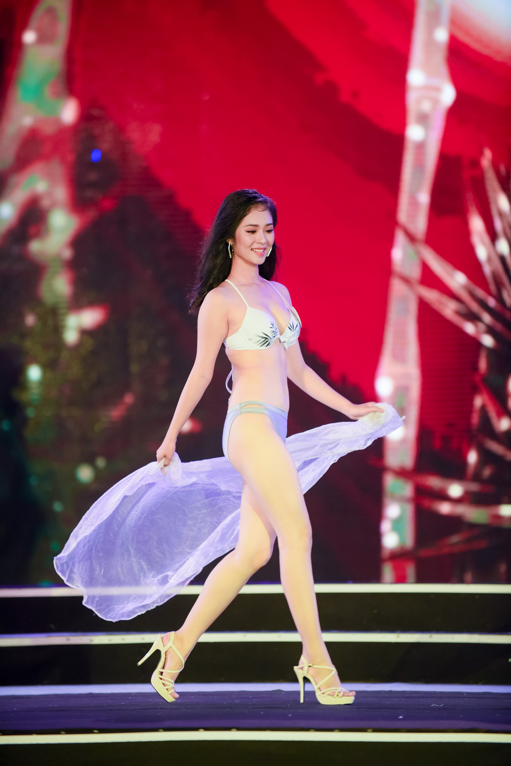 Vượt mưa bão, dàn người đẹp HHVN 2018 trình diễn bikini nóng bỏng mắt trong Chung khảo phía Bắc - Ảnh 17.