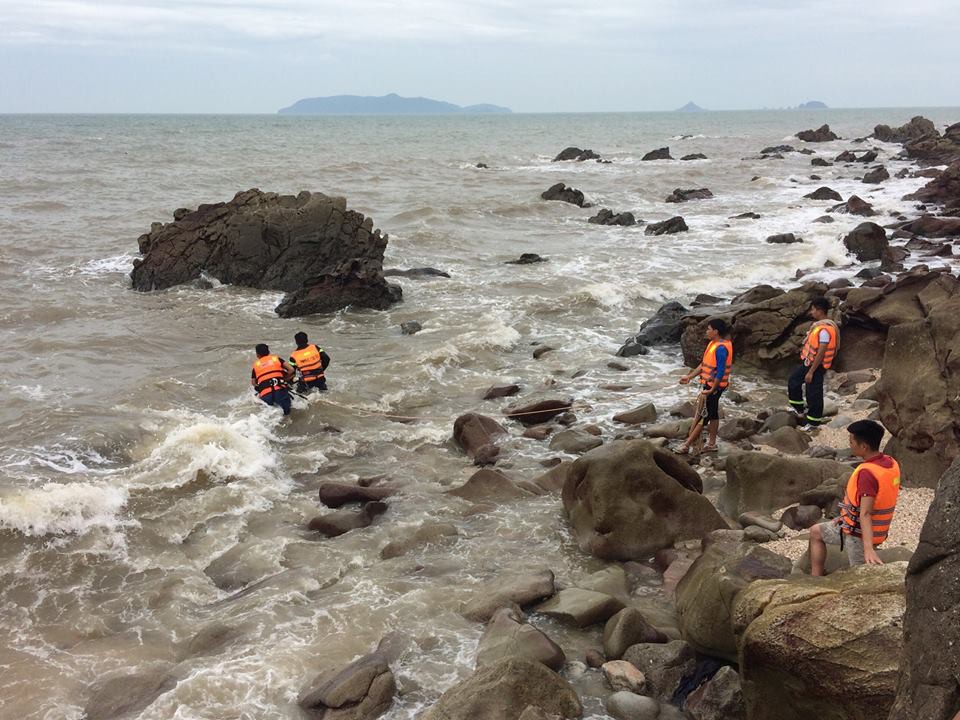 Thanh Hóa: Nhóm khách tắm biển đúng dịp mưa bão, 2 người chết và mất tích - Ảnh 2.