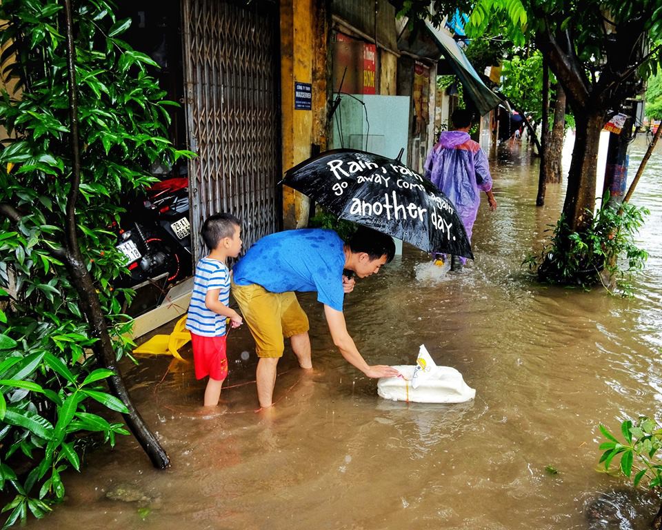 Những khoảnh khắc lạc quan cực hài hước trong mưa bão vừa qua giúp dân tình vững tâm chờ đợt mưa mới - Ảnh 1.