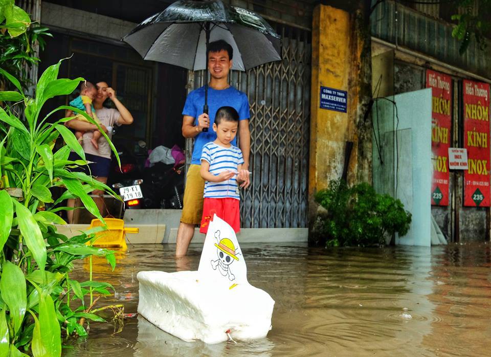 Những khoảnh khắc lạc quan cực hài hước trong mưa bão vừa qua giúp dân tình vững tâm chờ đợt mưa mới - Ảnh 2.