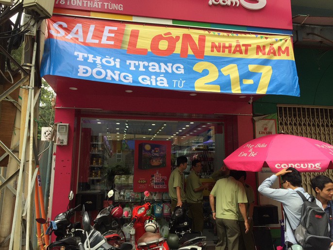 Đồng loạt kiểm tra 3 cửa hàng Con Cưng tại TP HCM - Ảnh 1. Đồng loạt kiểm tra 3 cửa hàng Con Cưng tại TP HCM - Ảnh 1.