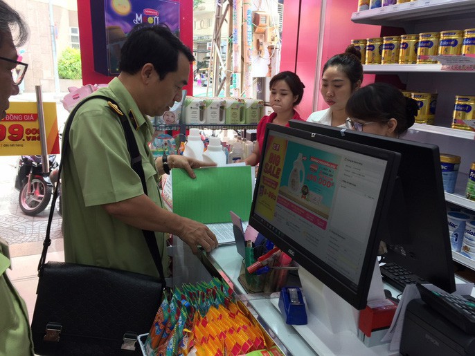 Đồng loạt kiểm tra 3 cửa hàng Con Cưng tại TP HCM - Ảnh 12. Đồng loạt kiểm tra 3 cửa hàng Con Cưng tại TP HCM - Ảnh 12.