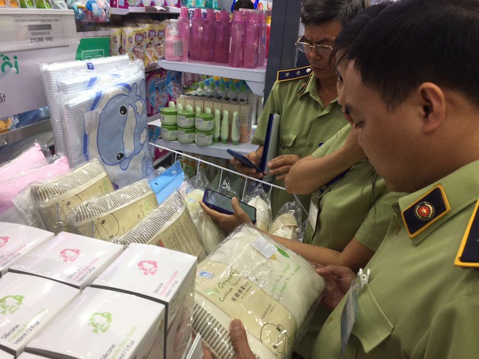 Đồng loạt kiểm tra 3 cửa hàng Con Cưng tại TP HCM - Ảnh 4. Đồng loạt kiểm tra 3 cửa hàng Con Cưng tại TP HCM - Ảnh 4.