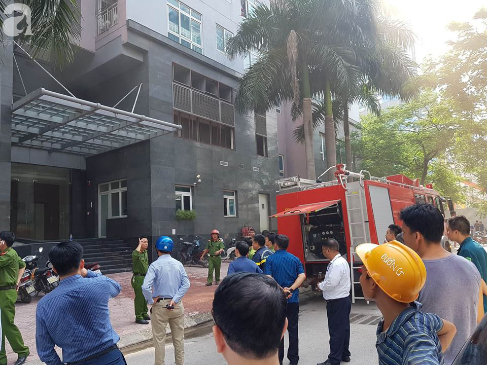 Hà Nội: Cháy chung cư trên mặt đường Hoàng Đạo Thúy, người dân hoảng loạn - Ảnh 3.