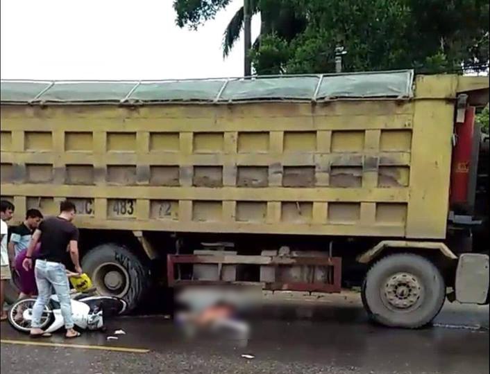 Hà Nội: Va chạm với xe tải cùng chiều, người phụ nữ bị cán tử vong tại chỗ - Ảnh 3.