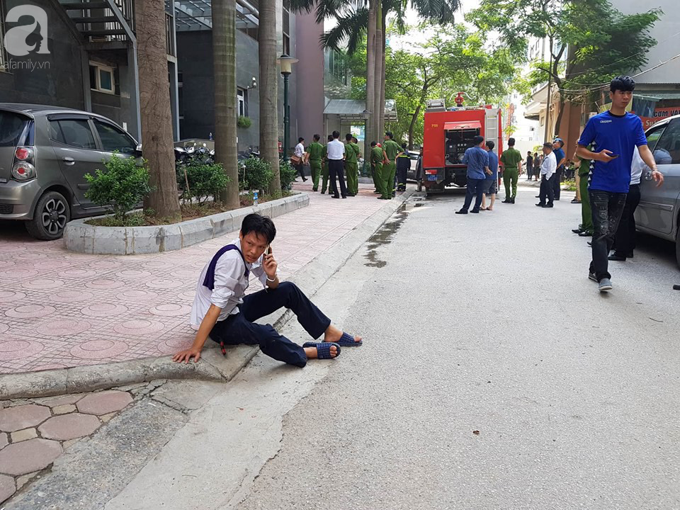 Hà Nội: Cháy chung cư trên mặt đường Hoàng Đạo Thúy, người dân hoảng loạn - Ảnh 8.