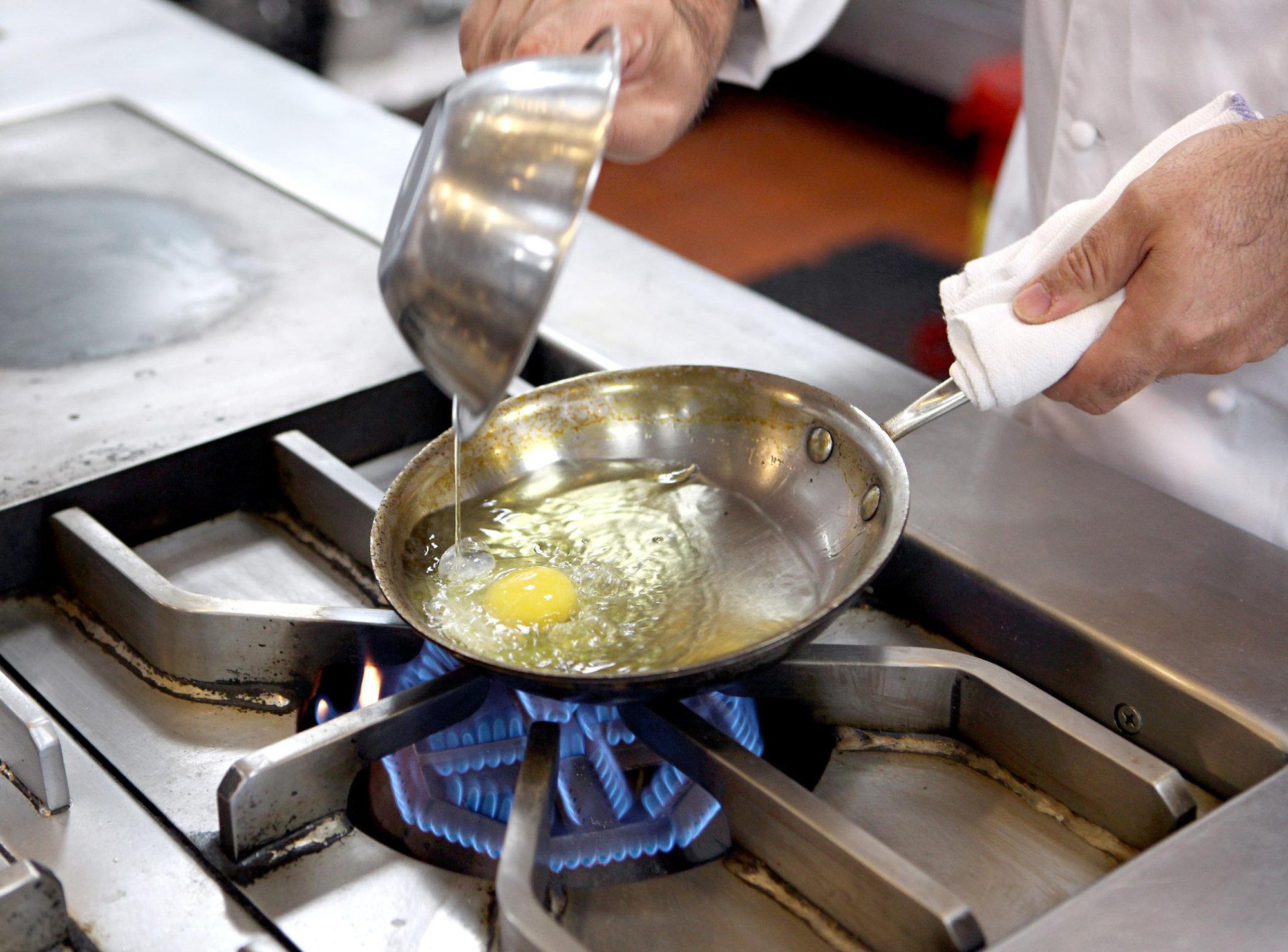 Even just frying eggs, but tilting the pan like this famous chef will give you a 5-star omelette - Image 1.