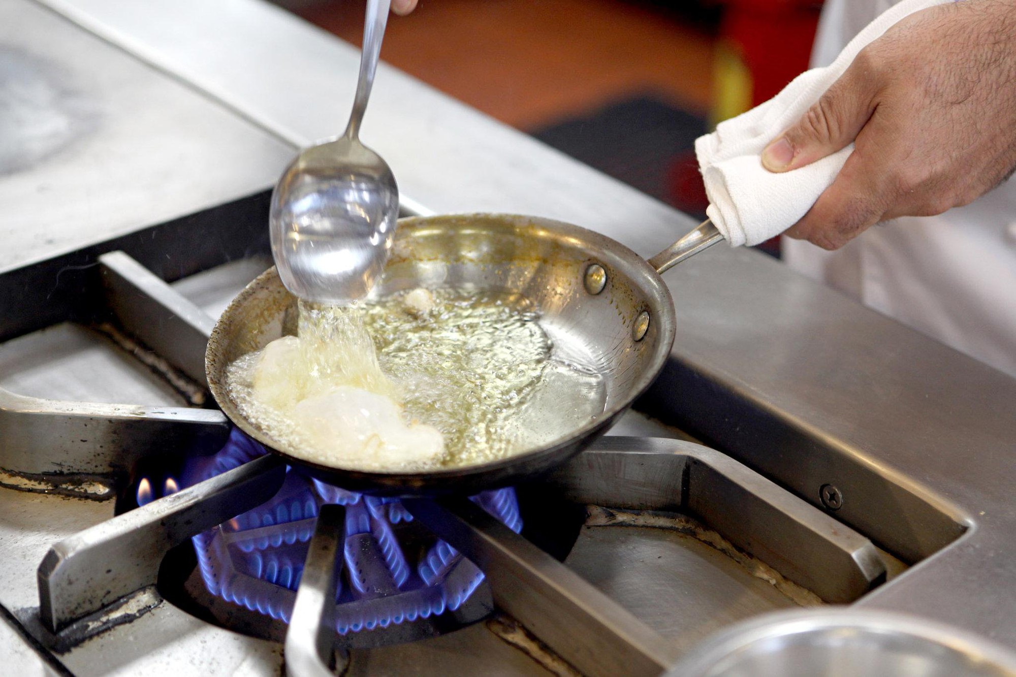 Even just frying eggs, but tilting the pan like this famous chef will give you a 5-star omelette - Image 2.