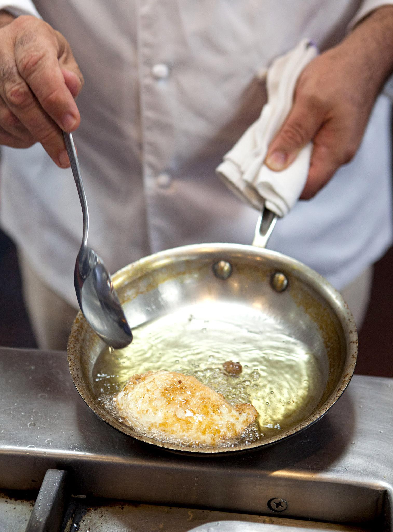 Even just frying eggs, but tilting the pan like this famous chef will give you a 5-star omelette - Image 3.