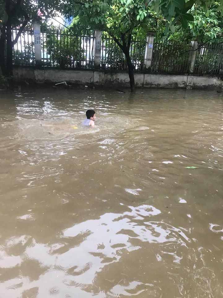 Những hình ảnh hiếm thấy trên đường phố sau trận ngập lụt kinh hoàng tại miền Bắc - Ảnh 14.