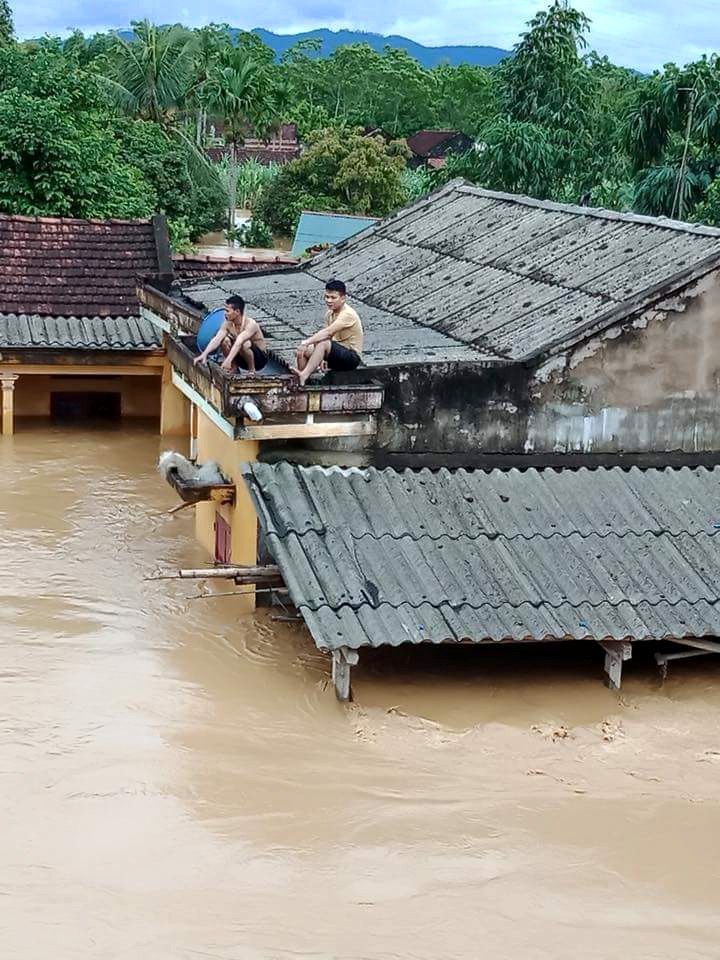 Những hình ảnh hiếm thấy trên đường phố sau trận ngập lụt kinh hoàng tại miền Bắc - Ảnh 2.