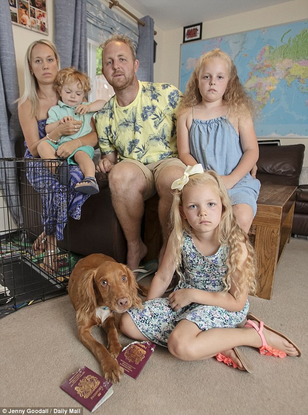 Góc đen đủi: Gia đình 5 người bị chó cưng cắn nát 2 quyển hộ chiếu ngay trước ngày đi nghỉ dưỡng xa xỉ - Ảnh 1.