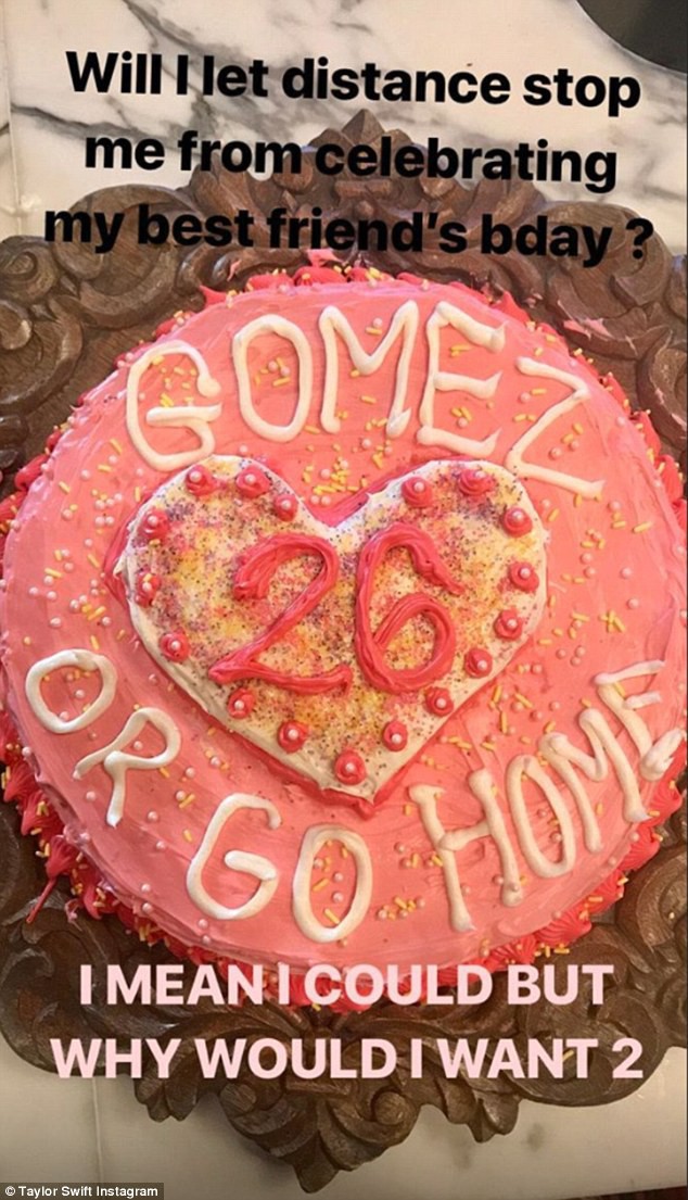 Trăm công ngàn việc, Taylor Swift vẫn không quên làm bánh sinh nhật cực dễ thương tặng Selena Gomez - Ảnh 1.