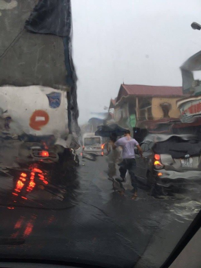 Hình ảnh gây chú ý: Tài xế xe tải che ô, đỡ váy, đưa cô dâu vượt mưa lụt về nhà chồng - Ảnh 3.