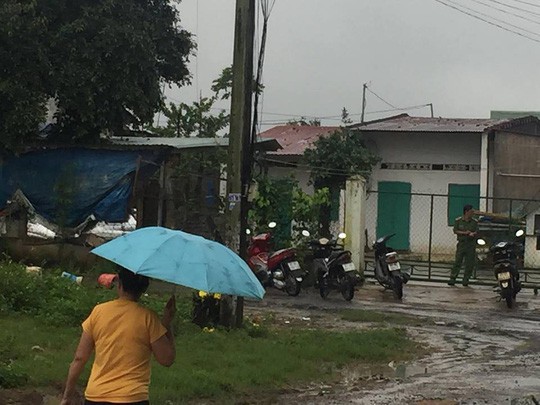 Đang khám nhà Nga vọc trong vụ tra tấn dã man người làm thuê - Ảnh 1.