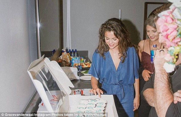 Trăm công ngàn việc, Taylor Swift vẫn không quên làm bánh sinh nhật cực dễ thương tặng Selena Gomez - Ảnh 3. Trăm công ngàn việc, Taylor Swift vẫn không quên làm bánh sinh nhật cực dễ thương tặng Selena Gomez - Ảnh 3.