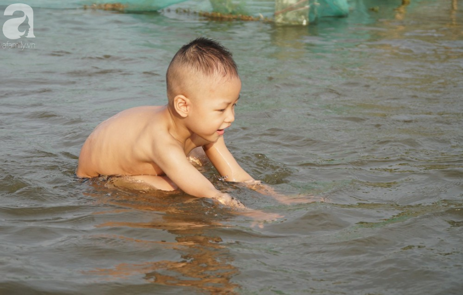 Hà Nội: Người lớn cùng trẻ nhỏ thích thú bơi lội... giữa đường quốc lộ thời ngập lụt - Ảnh 6.