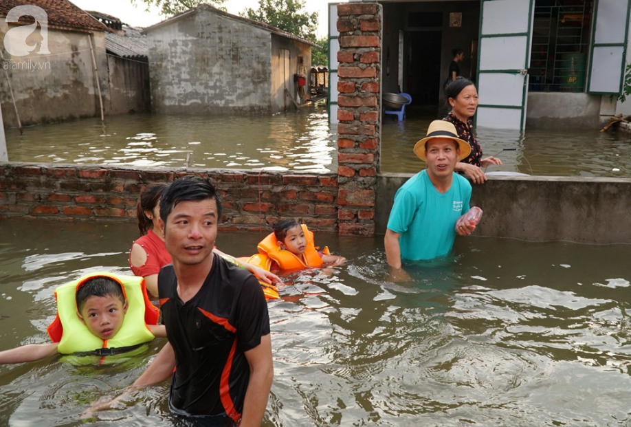 Hà Nội: Người lớn cùng trẻ nhỏ thích thú bơi lội... giữa đường quốc lộ thời ngập lụt - Ảnh 7.