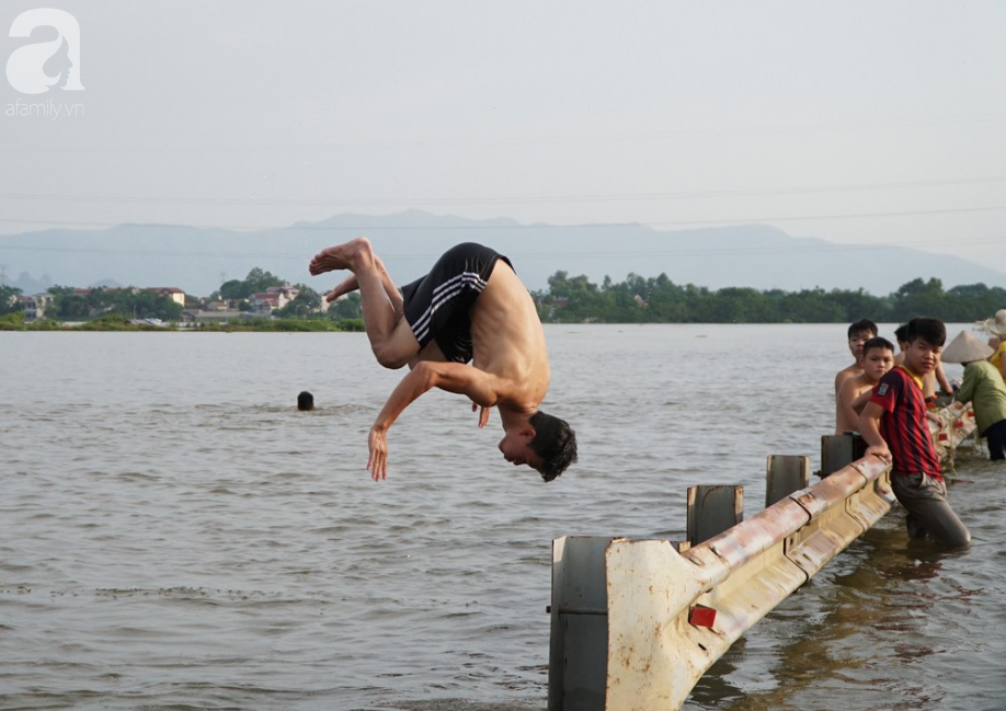 Hà Nội: Người lớn cùng trẻ nhỏ thích thú bơi lội... giữa đường quốc lộ thời ngập lụt - Ảnh 5.