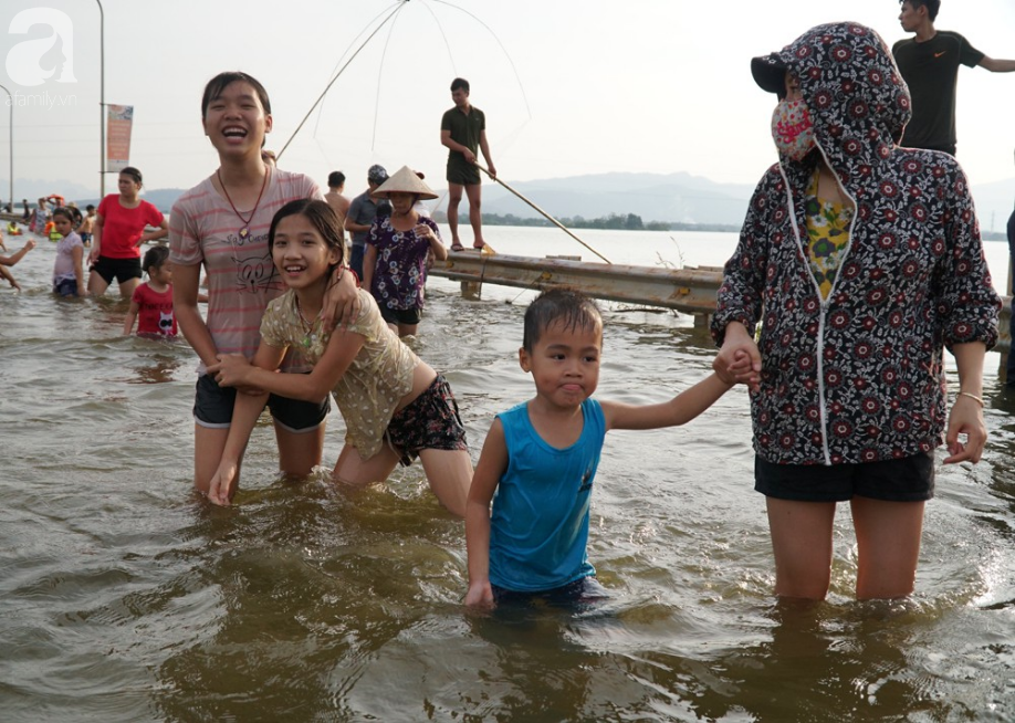 Hà Nội: Người lớn cùng trẻ nhỏ thích thú bơi lội... giữa đường quốc lộ thời ngập lụt - Ảnh 4.