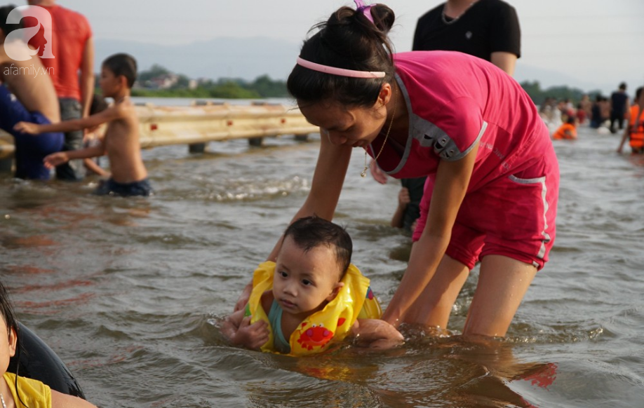 Hà Nội: Người lớn cùng trẻ nhỏ thích thú bơi lội... giữa đường quốc lộ thời ngập lụt - Ảnh 3.