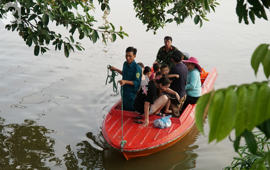 Hà Nội: Người lớn cùng trẻ nhỏ thích thú bơi lội... giữa đường quốc lộ thời ngập lụt - Ảnh 11.